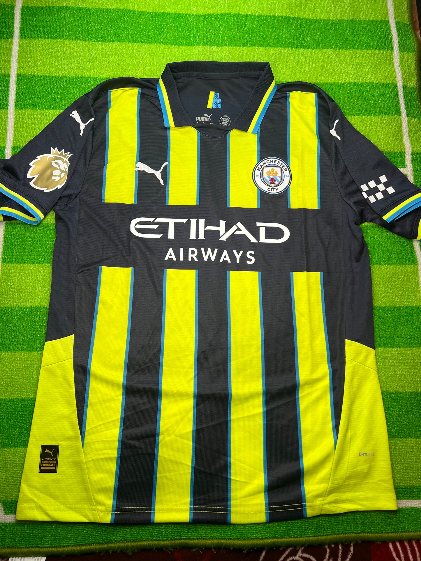 Manchester City 24/25 Stadium Kit