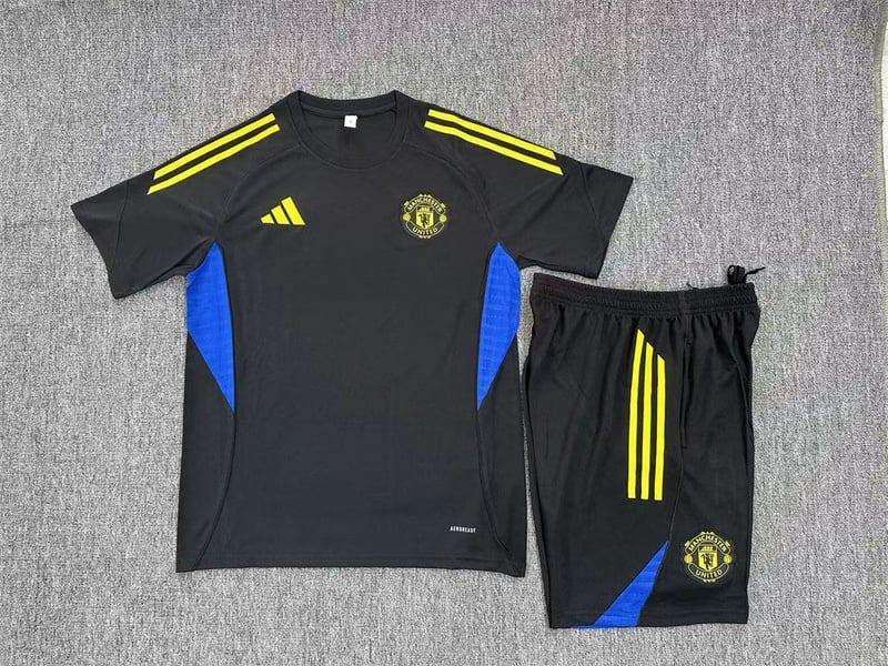 Manchester United 25/26 Black Training Kit